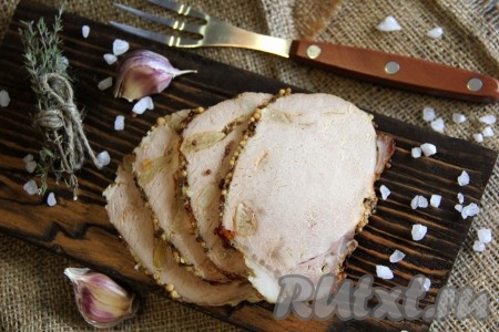 Остывшую буженину из свинины, достать из духовки, убрать фольгу, затем нарезать острым ножом на тонкие кусочки и можно подавать к повседневному или праздничному столу. Вот такая аппетитная, вкусная и ароматная буженина, запечённая в зернистой (французской) горчице, получилась у меня. Хранить буженину можно в холодильнике в пластиковом боксе под крышкой, но не более 7 дней.