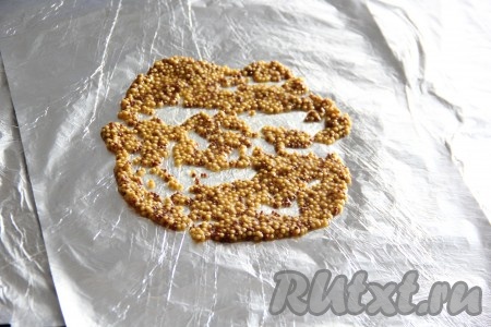 Фольгу сложить в 2-3 слоя. На середину фольги выложить половину зернистой горчицы.