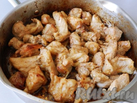 После того как мясо в процессе обжаривания изменит свой цвет, покроется золотистой корочкой, уменьшить огонь до среднего и довести свинину до готовности (в течение 15-20 минут), не забывая перемешивать, чтобы все кусочки прожарились равномерно.