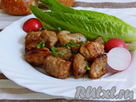 Вкусная и сочная жареная свинина в соевом соусе готова.