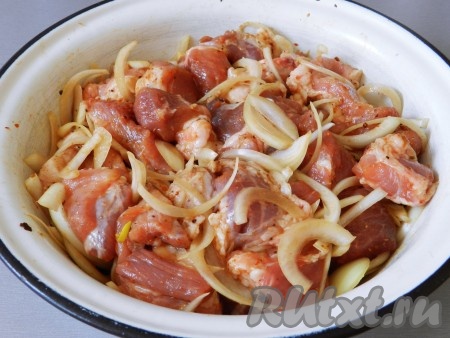 Залить свинину с луком смесью соевого соуса и специй, хорошо перемешать, накрыть крышкой (или плёнкой) и оставить на 1 час.