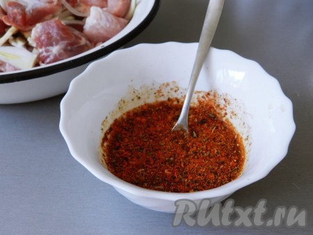 Смешать соевый соус, горчицу и специи (в качестве специй я добавила 1 чайную ложку смеси специй "Для шурпы").