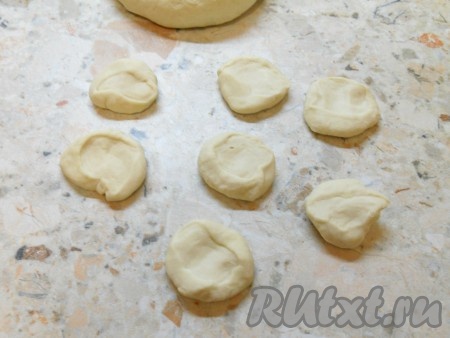 Тесто немного обмять и разделить его на кусочки.