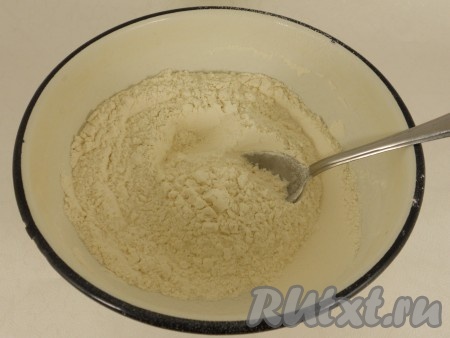 Приготовить тесто: муку просеять, добавить соду и соль, перемешать.