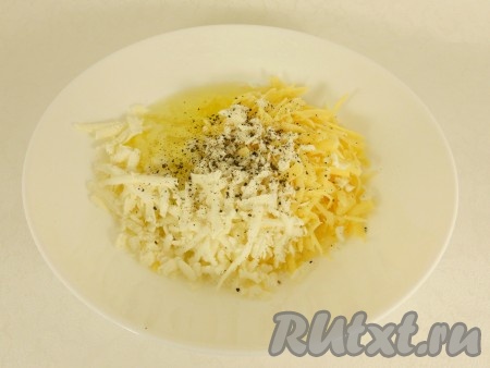 Приготовить начинку: твердый сыр и брынзу натереть на средней терке, поперчить, если нужно немного посолить. Затем добавить сырой белок и все перемешать.
