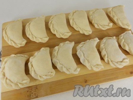 Слепить вареники обычным способом.