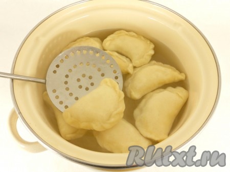 Воду вскипятить, посолить, поместить в нее вареники, варить в кипящей воде минут 5-7.
