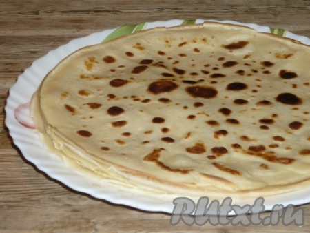 Получится примерно 10-13 блинов. Они должны быть тоненькими. 