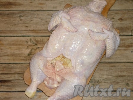 Заполнить куриную кожу блинчиками (для фаршировки курицы у меня ушло 7,5 блинов: 6 блинов - на брюшко, половина блина - в горловину и в крылышки, остальные блины не пропали, моя семья съела их с мёдом). 
