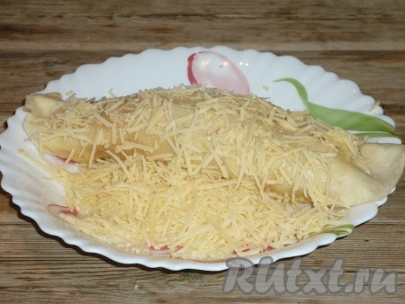 затем обвалять в сыре. Это поможет при выпекании склеить наши блинчики между собой и при разрезании блюда они не будут разваливаться. 
