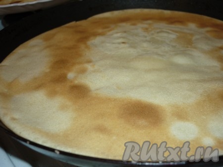 Выпекать блины на хорошо разогретой сковороде с двух сторон до золотистого цвета. Перед выпеканием первого блина сковороду немного смазать растительным маслом. 