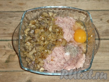 Остудить грибы с луком и добавить к фаршу вместе с 1 яйцом и специями, перемешать. Начинка для блинов готова.&nbsp;
