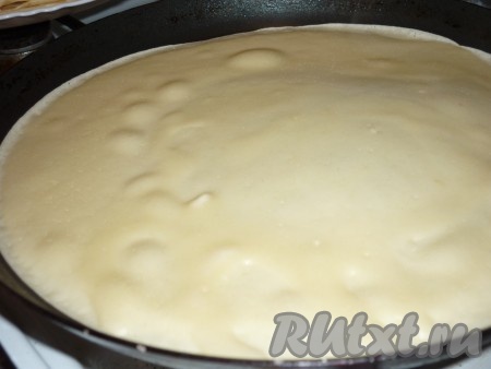 Выпекать блины на хорошо разогретой сковороде с двух сторон до золотистого цвета. Перед выпеканием первого блина сковороду немного смазать растительным маслом. 