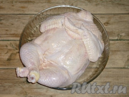 Брюшко и горловину зашить нитками. Ножки и крылышки перевязать ниткой, придавая курице красивую форму. Смазать курицу, фаршированную блинами, тонким слоем сметаны (или майонеза), положить в жаропрочную форму.&nbsp;На коже сделать несколько аккуратных проколов зубочисткой, чтобы кожа не лопнула при запекании. Готовить курицу 60-80 минут при температуре 180 градусов.
