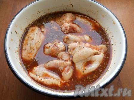 Поместить куриные крылышки в приготовленный томатный соус и оставить мариноваться на 4-5 часов.

