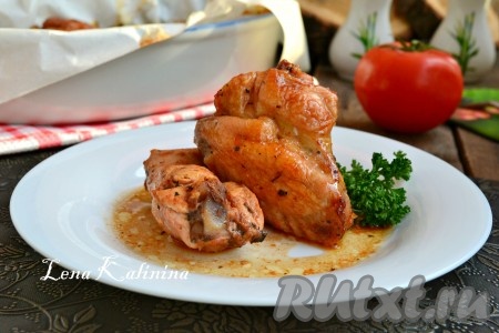 Готовые необычайно нежные, ароматные и вкусные куриные крылышки, приготовленные в томатном соусе, подать к столу в теплом виде. Гарниром может быть картофельное пюре, рис или макароны.
