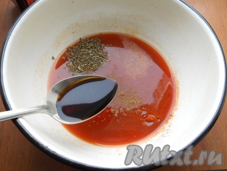 Добавить паприку, сушеный чеснок, базилик, мускатный орех, красный молотый перец, влить соевый соус, перемешать и томатный соус для маринования крылышек готов.
