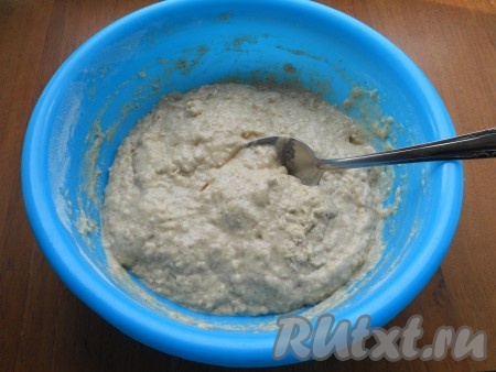 Вбить в мучную смесь сырое яйцо, влить воду. Воду вводите не всю, а частями, тщательно перемешивая столовой ложкой (или венчиком) и добиваясь желаемой консистенции теста. Тесто по консистенции должно получиться гуще, чем на обычные оладьи (как на фото). 