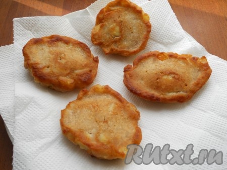 Готовые яблочные оладьи для удаления лишнего жира поместить на бумажное полотенце. Тесто перемешать, постепенно пожарить все оладушки.