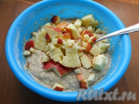 Из яблок удалить сердцевину, нарезать их на кубики толщиной 0,5-1 сантиметр и добавить в тесто.