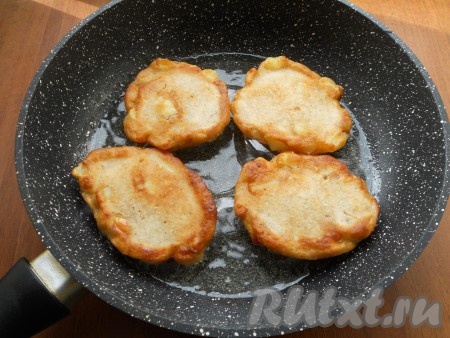 Жарить на небольшом огне с двух сторон до румяности (минуты по 2-3 с каждой стороны).