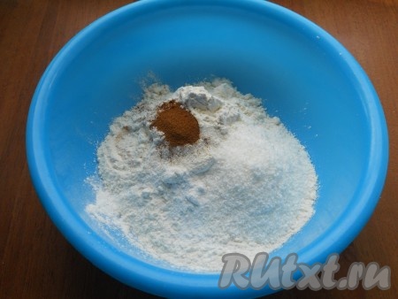 Муку просеять в объёмную миску. К просеянной муке добавить разрыхлитель, сахар и корицу, перемешать.