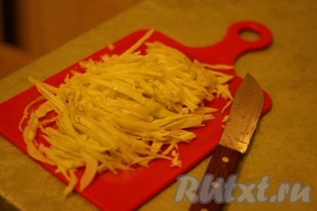 Капусту нашинковать.