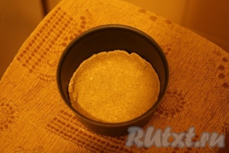 Выложить наше тесто в смазанную маслом форму для выпекания. Поставить основу для нашего пирога в разогретую духовку на 10 минут при температуре 180 градусов.
