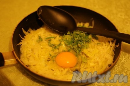 Остывшую капусту смешать с яйцом, молоком и зеленью.