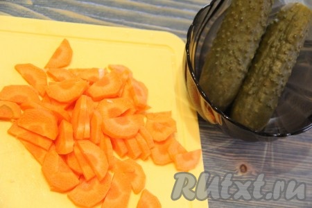 Морковь нарезать полукружочками.