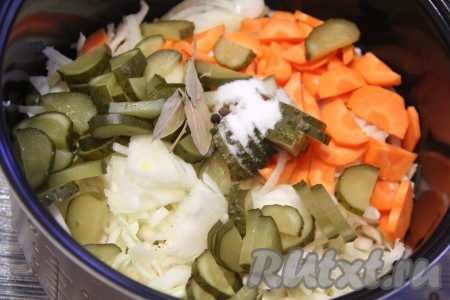 Затем добавить огурчики, соль, лавровый лист и перец.