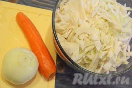 Капусту нашинковать. Лук и морковь очистить.