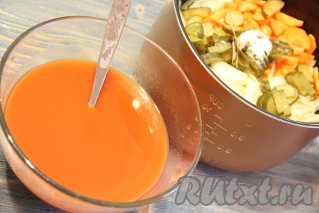  Томатную пасту соединить с водой и хорошо перемешать.