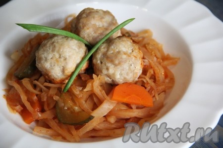 Очень вкусно получилось. Перед подачей тефтели с капустой, приготовленные в мультиварке, можно посыпать свежей нарезанной зеленью.
