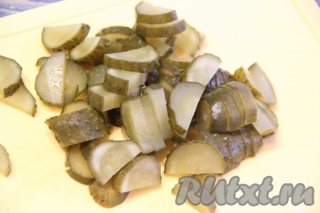 Огурчики нарезать кружочками или полукружочками.