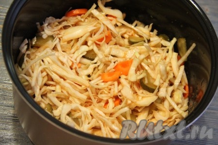 Влить получившийся соус в чашу мультиварки и хорошо перемешать с овощами.