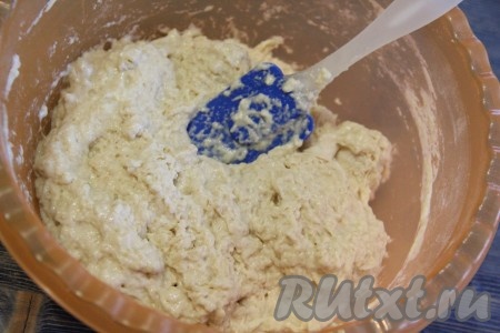  Тщательно перемешать силиконовой лопаткой. Тесто получится липким и вязким.
