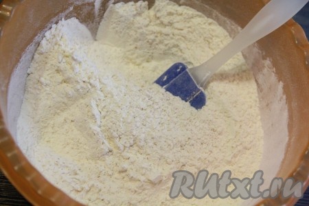  Перемешать лопаткой (или ложкой) сухие ингредиенты.