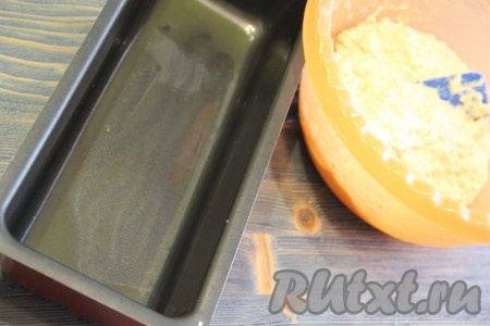  Сливочное масло растопить, немного остудить. Смазать форму для выпечки сливочным маслом. Я использовала металлическую форму для выпекания хлеба.
