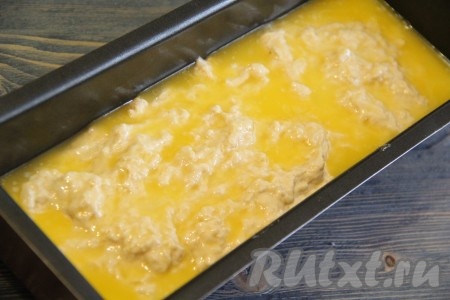 Полить тесто оставшимся маслом, поставить форму в разогретую духовку, выпекать хлеб при температуре 180-200 градусов минут 50. Готовность пивного хлеба можно проверить, проколов его сверху сухой зубочисткой, если после прокола зубочистка остается сухой, без следов теста, значит хлебушек готов.