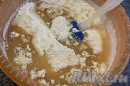  Затем влить в мучную смесь пиво.