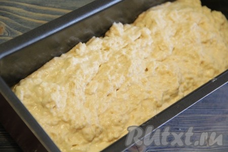 Выложить тесто в форму.