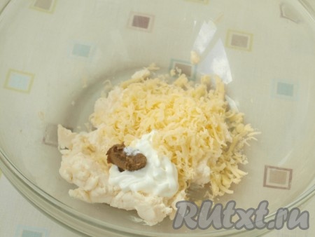 Вилкой размять плавленый сыр, к нему натереть половину твёрдого сыра, добавить сметану и горчицу.
