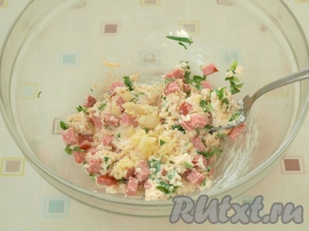 Измельчить петрушку и чеснок, нарезать колбасу и добавить их к сырной массе, хорошо перемешать и начинка готова.
