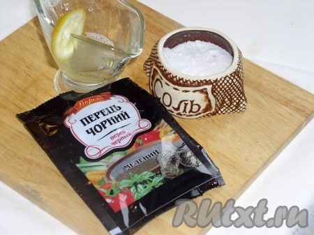 Влить сок лимона, посолить по вкусу и поперчить. Перемешать и вскипятить суп.
