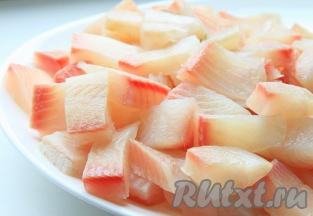 Затем нарезаем ее небольшими кусочками.