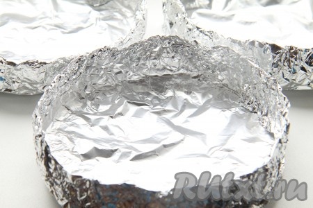 После чего заворачиваем фольгу по кругу руками, придавая нужную нам высоту.
