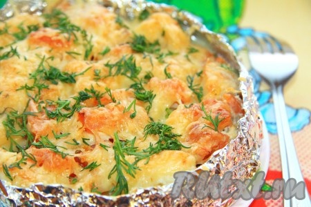 Для удобства подаем готовое блюдо на тарелке. Можно украсить зеленью.
