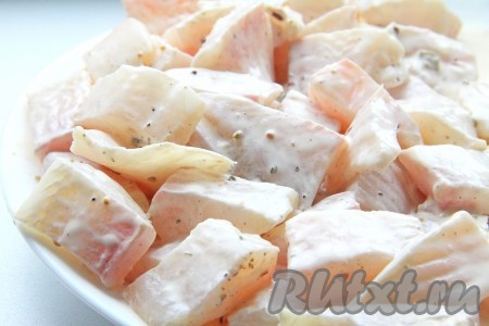 Перемешиваем и убираем пока в сторону, пусть маринуется.