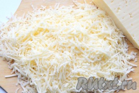 Сыр трем на терке.
